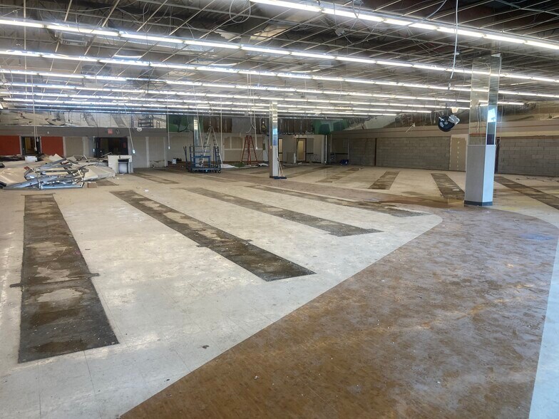 More Photos Of 367-425 N Service Rd, Patchogue Storefront For Lease