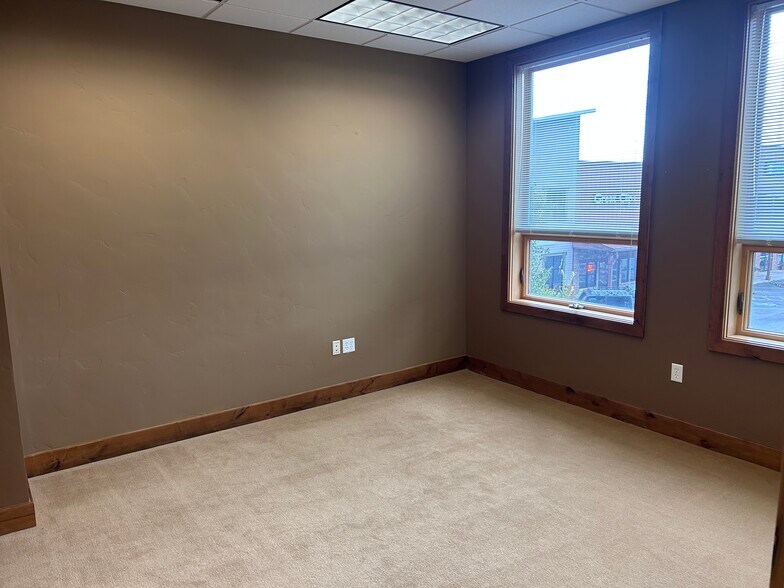 More Photos Of 1404 Hawk Pky, Montrose Medical For Lease