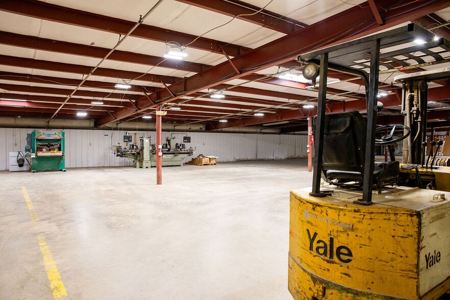 More Photos Of 1630 N Eldon Ave, Springfield Unknown For Lease