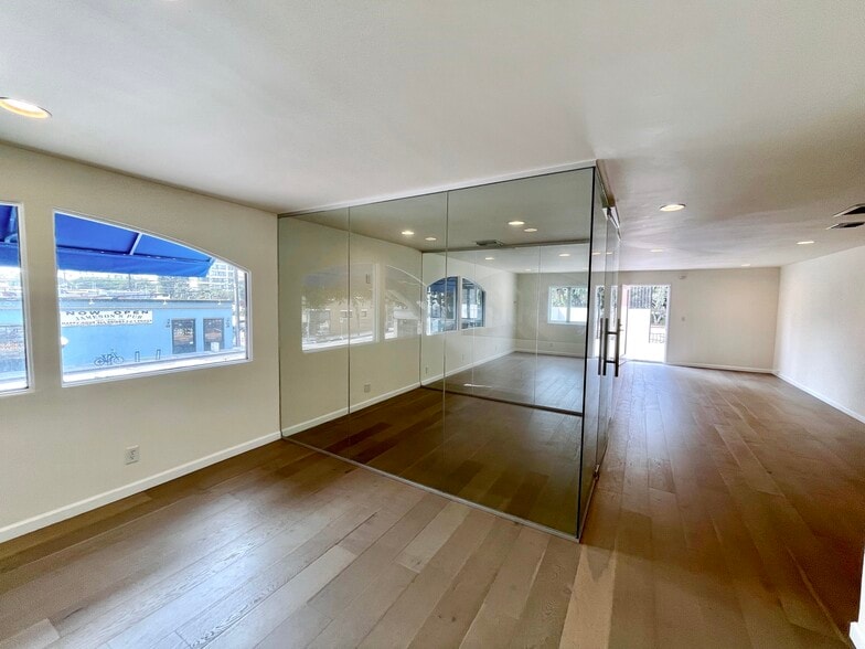 More Photos Of 2654 Main St, Santa Monica Storefront For Lease