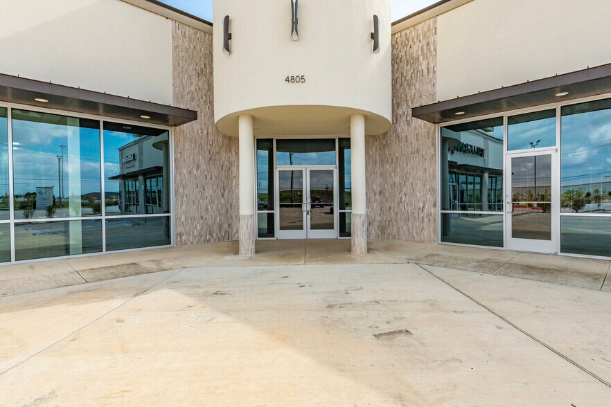More Photos Of 4805 E Sam Houston Pky S, Pasadena Medical For Lease