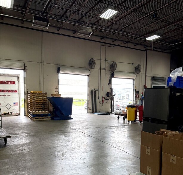 More Photos Of 5201 Tampa West Blvd, Tampa Flex For Lease