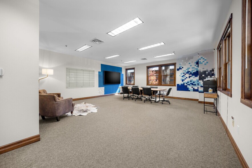 More Photos Of 750 Buckaroo Trl, Sisters Office For Sale