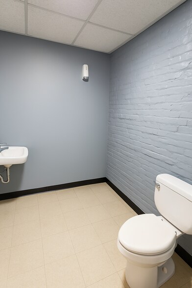 More Photos Of 11-23 Bannard St, Freehold Warehouse For Lease