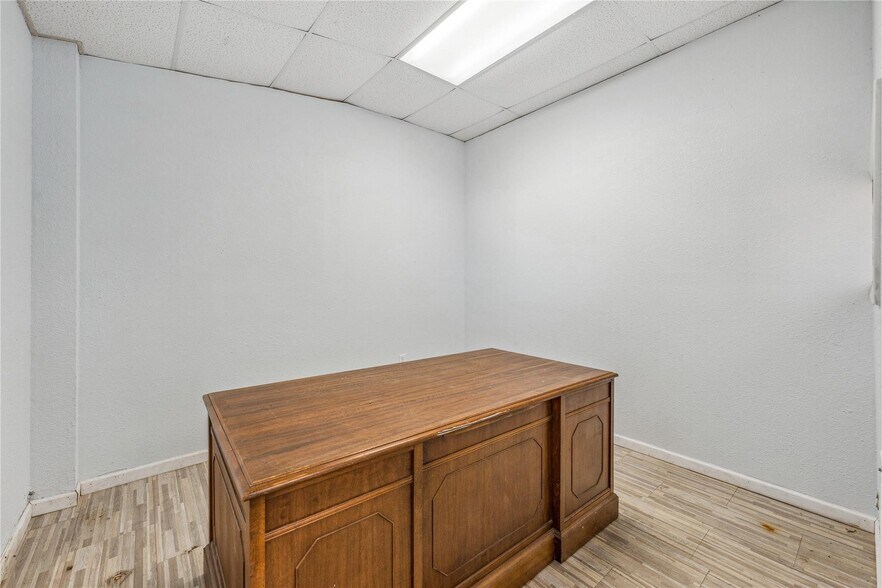 More Photos Of 1497 W Highway 67, Glen Rose Flex For Sale