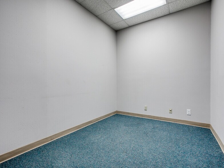 More Photos Of 4355 Centergate St, San Antonio Light Distribution For Lease