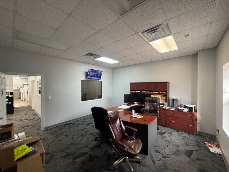 More Photos Of 115 Metroplex Blvd, Pearl Light Distribution For Lease