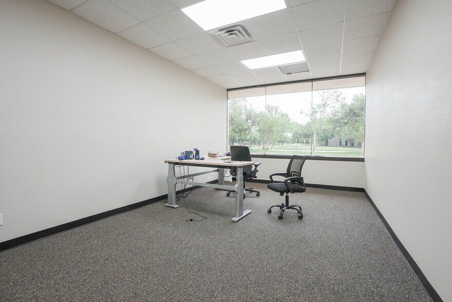 More Photos Of 10410 Corporate Dr, Sugar Land Research And Development For Lease