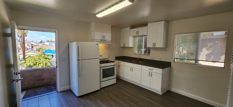 More Photos Of 426-428 W 77th St, Los Angeles Apartments For Sale