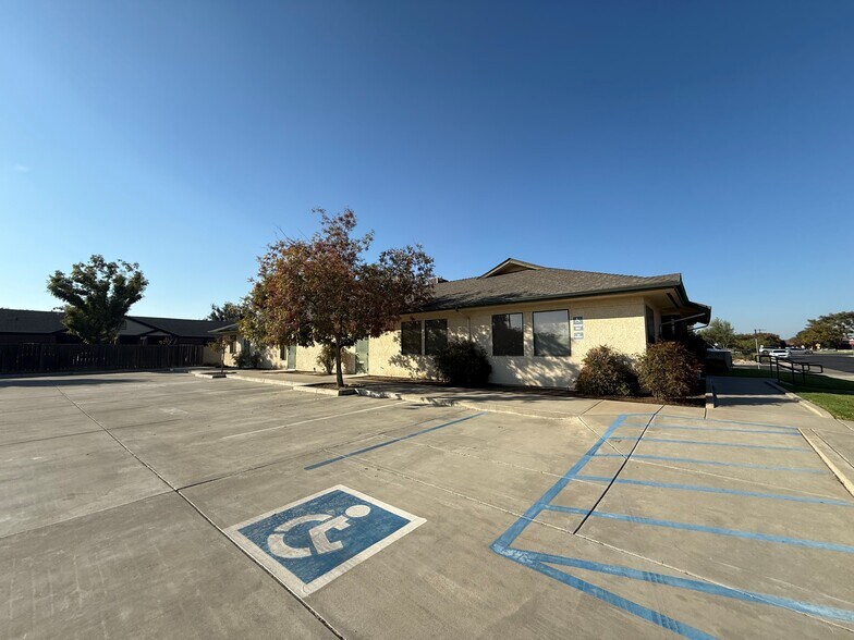 More Photos Of 1413 Bailey Dr, Hanford Office For Lease