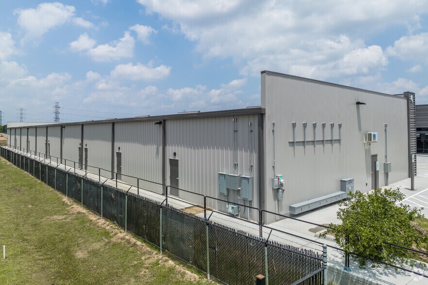 More Photos Of 22525 Hufsmith - Kohrville Rd, Tomball Flex For Lease