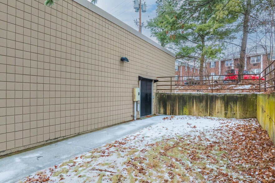 More Photos Of 39 Chelmsford St, Chelmsford Drugstore For Lease