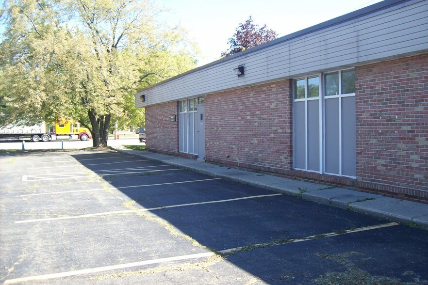 More Photos Of 23030 Mooney St, Farmington Medical For Lease