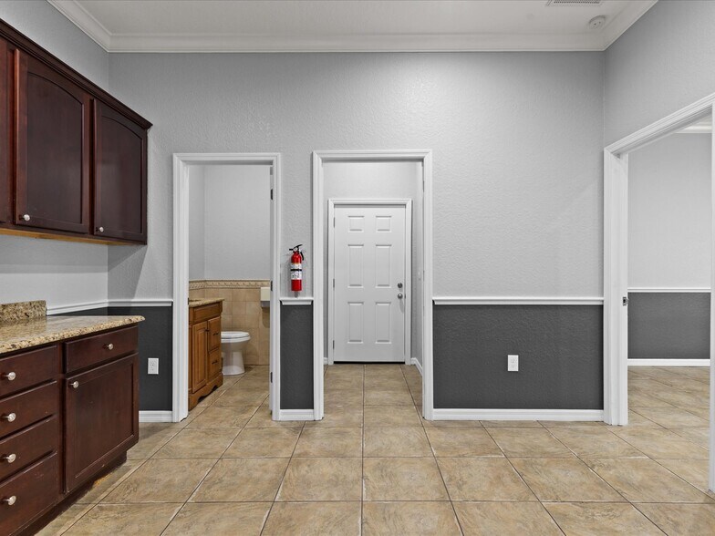 More Photos Of 6129 Siesta Ln, Port Richey Warehouse For Lease