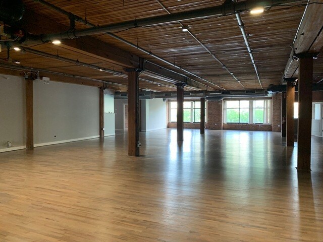 More Photos Of 344 N Ogden Ave, Chicago Loft Creative Space For Lease