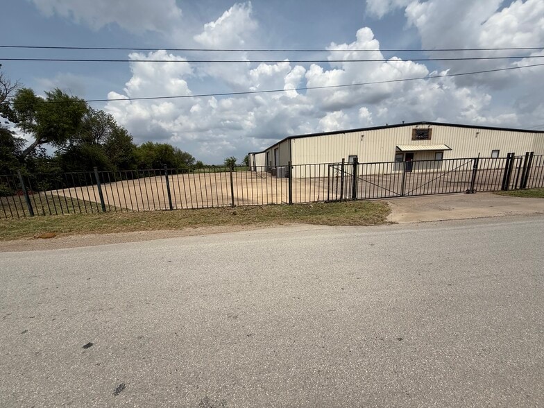 More Photos Of 10100 Hicks Field Rd, Fort Worth Warehouse For Sale