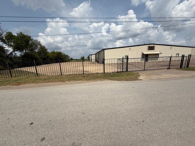 More Photos Of 10100 Hicks Field Rd, Fort Worth Warehouse For Lease