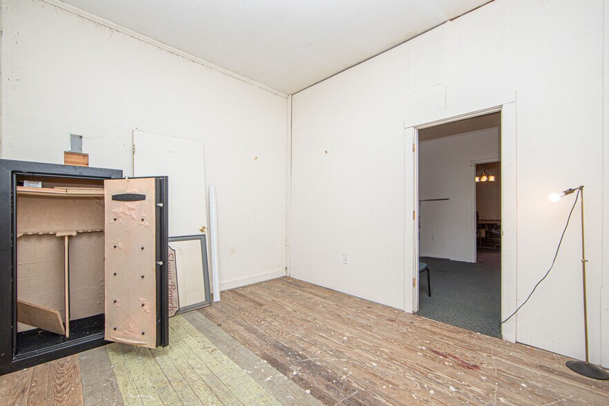 More Photos Of 913 Old Buckingham Rd, Cumberland Lodge Meeting Hall For Sale