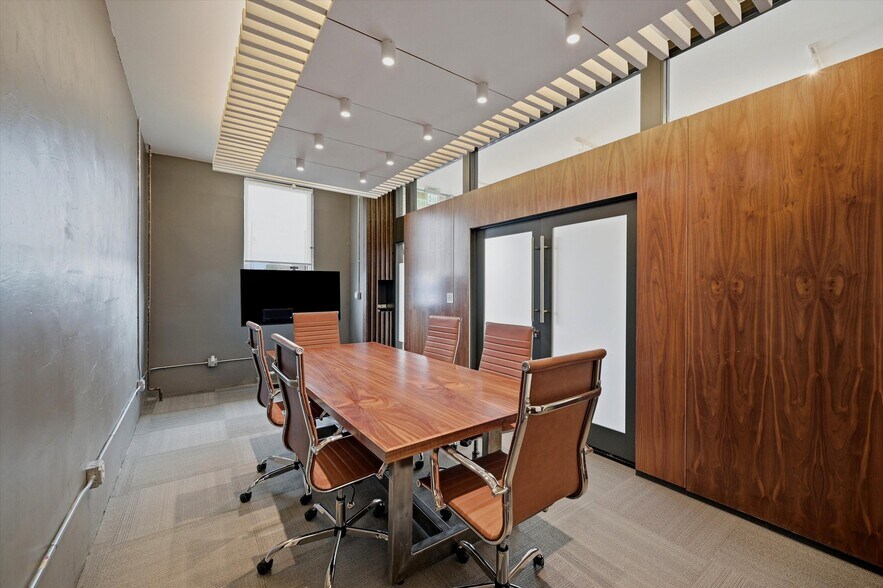 More Photos Of 118 W Chestnut St, Denison Office For Sale