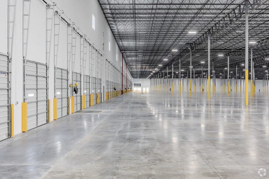 More Photos Of 175 Candler Rd, Stockbridge Warehouse For Lease