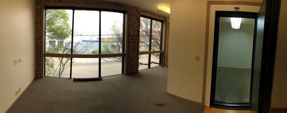 More Photos Of 2107 Livingston St, Oakland Warehouse For Lease