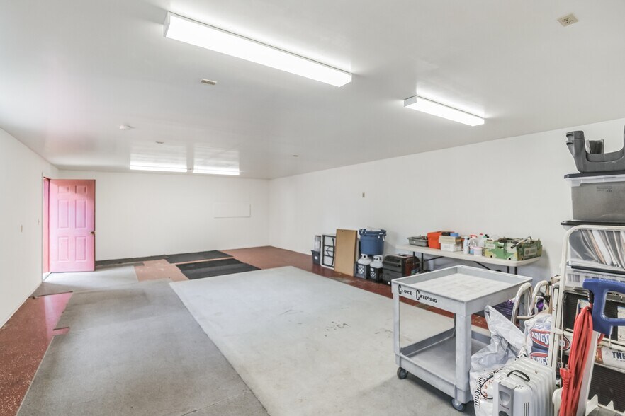 More Photos Of 2515 176th St E, Tacoma Showroom For Sale