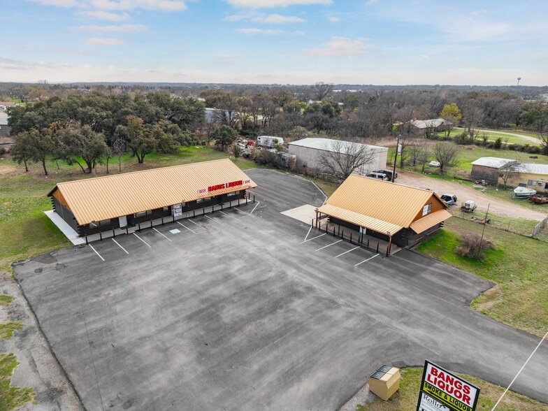 Primary Photo Of 805-807 E Hall St, Bangs Medical For Sale