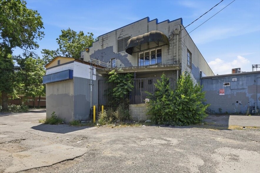 More Photos Of 10310 Aurora Ave N, Seattle Warehouse For Sale