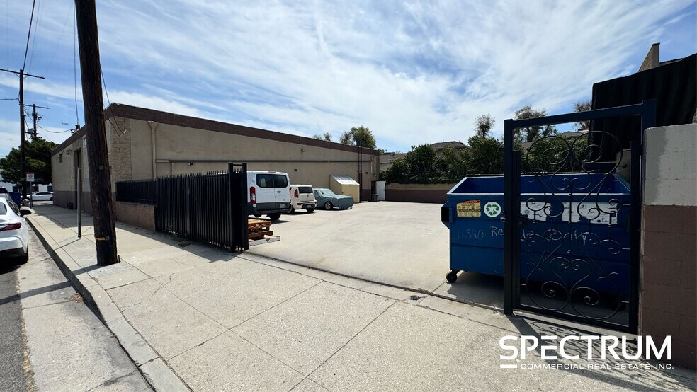 More Photos Of 16540 Gault St, Van Nuys Warehouse For Lease