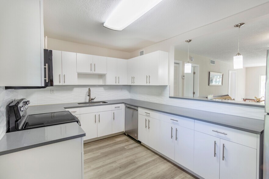 More Photos Of 8445 Springtree Dr, Sunrise Apartments For Sale