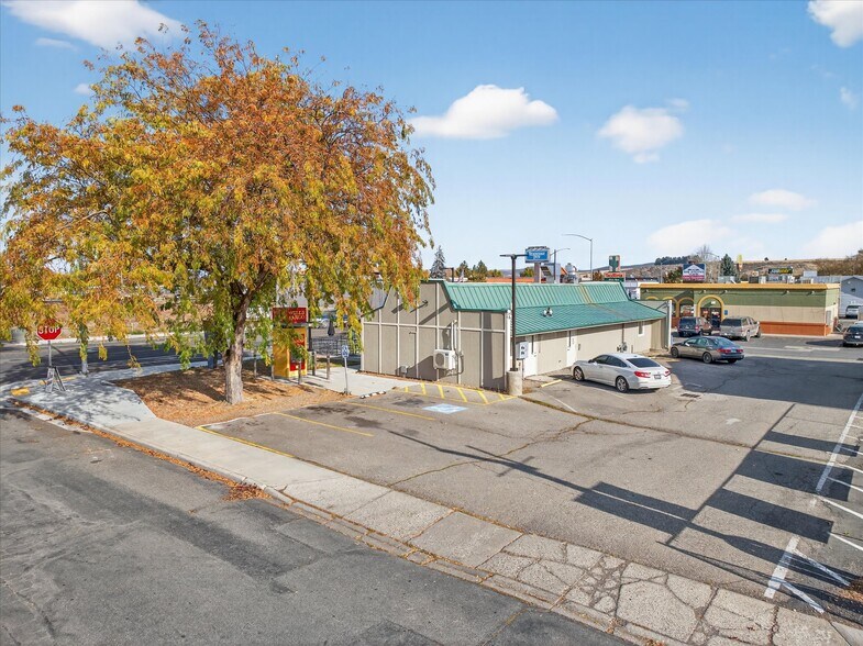 More Photos Of 975 Campbell St, Baker City General Retail For Sale