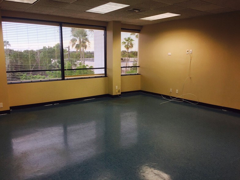 More Photos Of 16853-16855 NE 2nd Ave, North Miami Beach Office For Lease