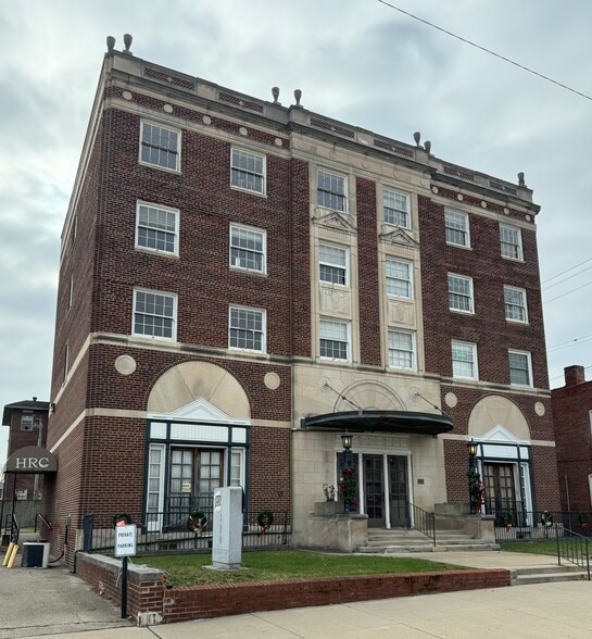 Primary Photo Of 118 E Court St, Paris Hotel For Sale