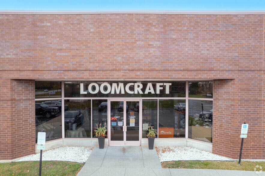 More Photos Of 645-647 Lakeview Pky, Vernon Hills Distribution For Lease