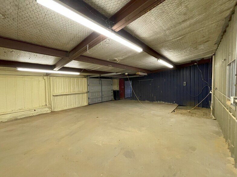 More Photos Of 4109 N Parkdale Ln, Denison Flex For Lease