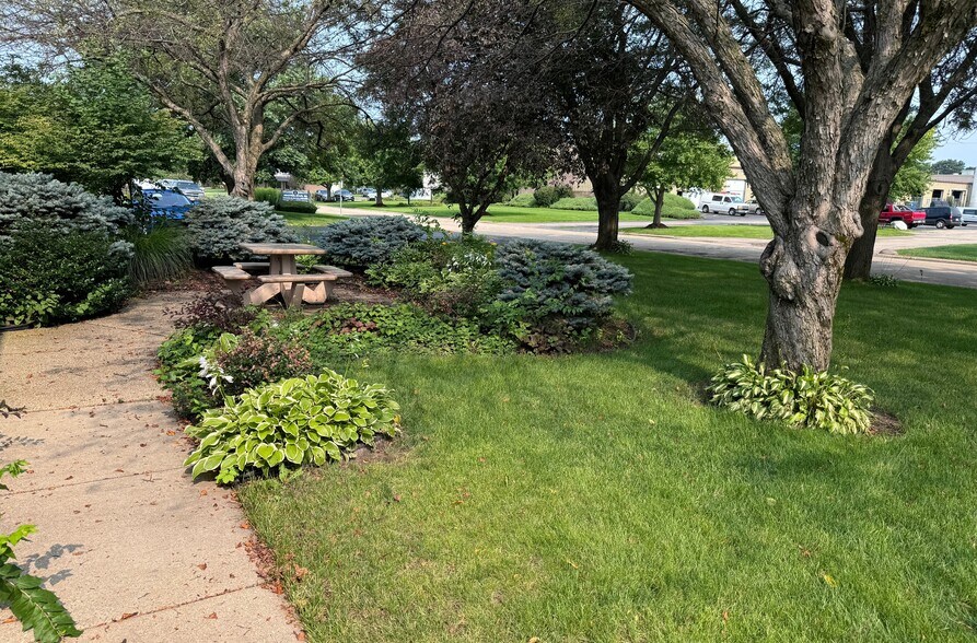 More Photos Of 5191 27th Ave, Rockford Manufacturing For Lease
