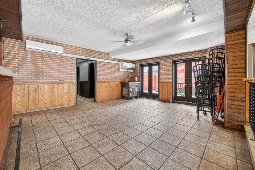 More Photos Of 277 Queen St S, Mississauga Storefront Retail Residential For Lease