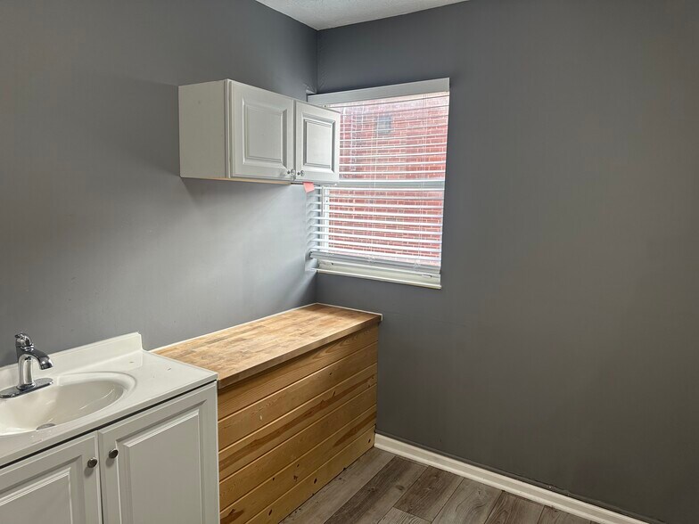 More Photos Of 5598 Glenway Ave, Cincinnati Office For Lease