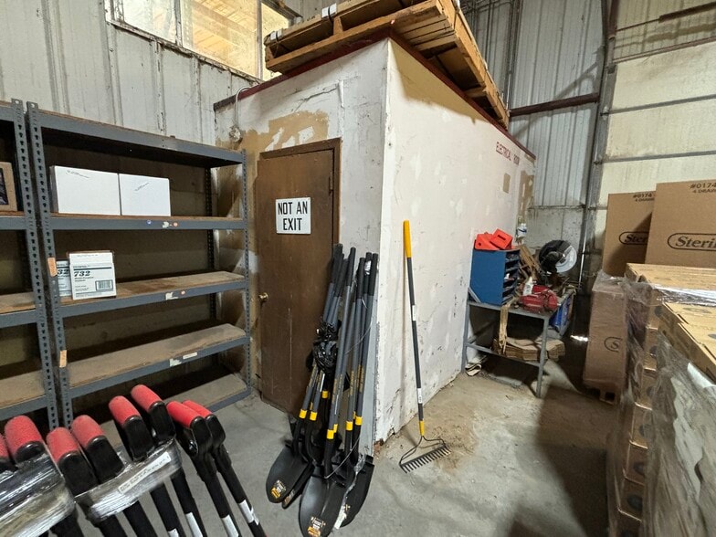More Photos Of 1302 Rath Ave, Dodge City Distribution For Sale