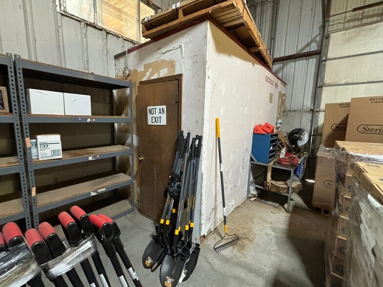 More Photos Of 1304 Rath Ave, Dodge City Distribution For Sale