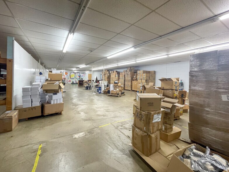 More Photos Of 2303 SE 14th St, Des Moines Warehouse For Lease
