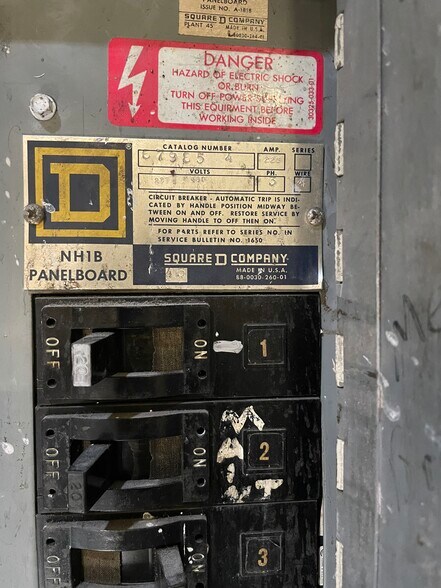 More Photos Of 711 W 9th St, Hobart Manufacturing For Lease