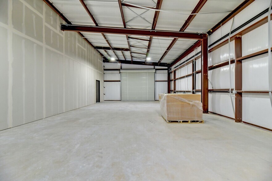 More Photos Of 11215 Conroy Ln, Austin Showroom For Lease