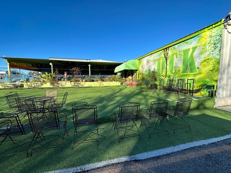 More Photos Of 3900 Davis St W, Dallas Flex For Sale