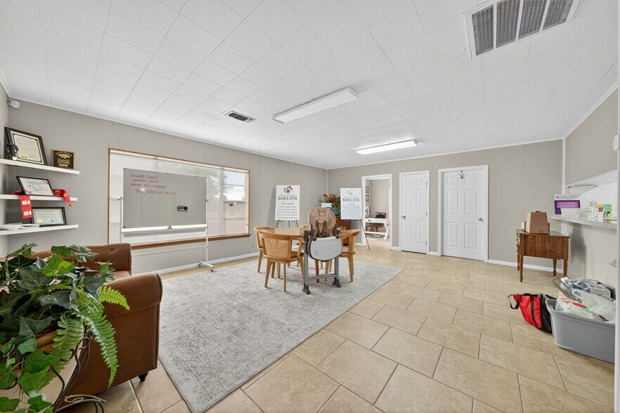 More Photos Of 930 N School St, Boerne Office For Sale