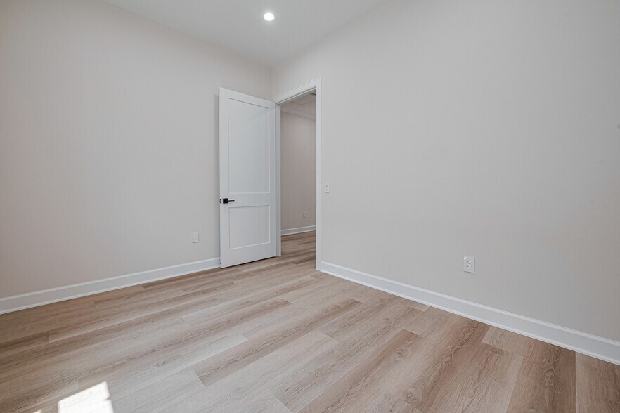 More Photos Of 1325 Main St, Katy Office Residential For Lease