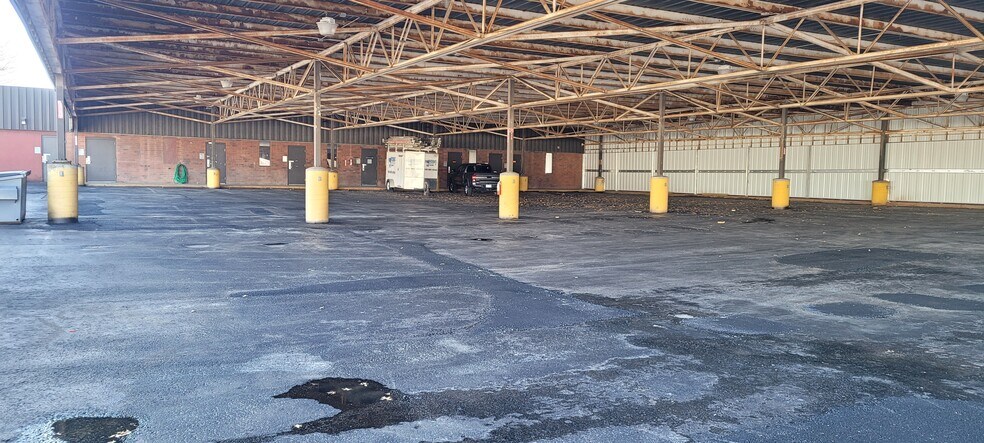 More Photos Of 1904 E Spruce St, Olathe Warehouse For Lease