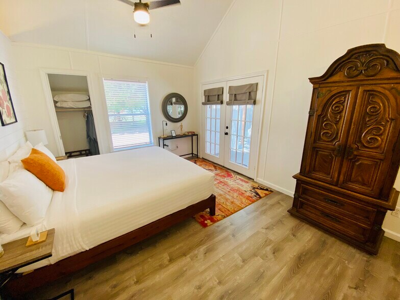 More Photos Of 104 Scudder Ln, Wimberley Hotel For Sale