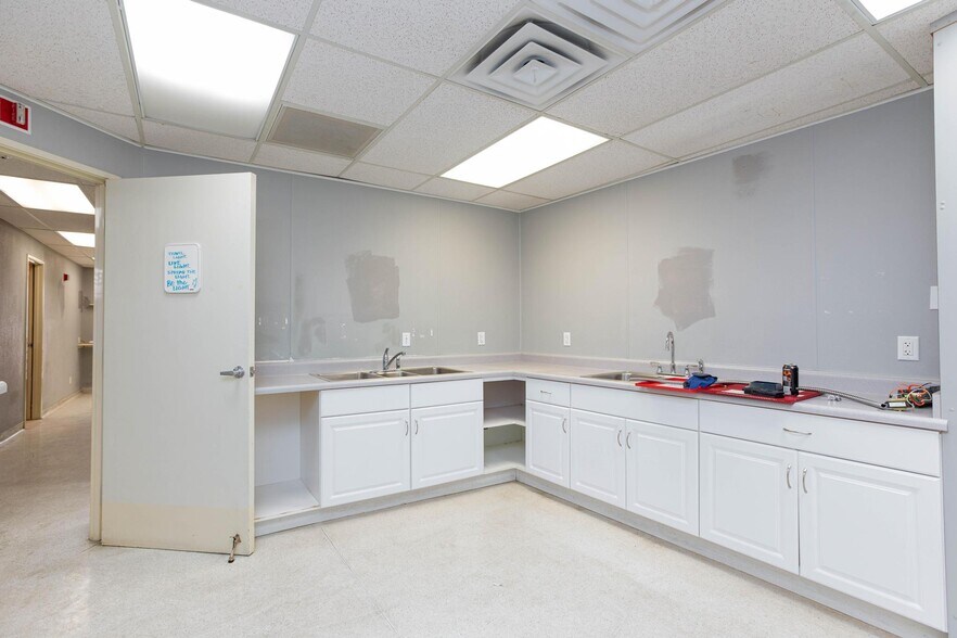 More Photos Of 872 E Sahara Ave, Las Vegas Medical For Lease