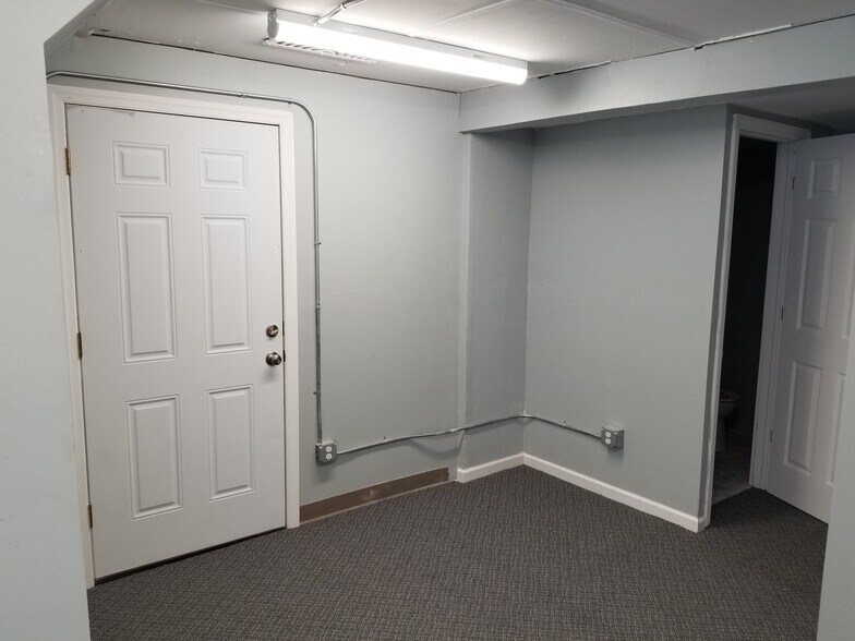 More Photos Of 22 Van Buren Ave, Floral Park Warehouse For Lease